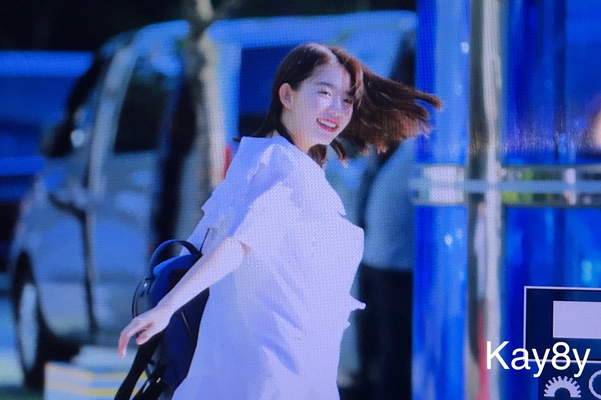 Kay8y_101's tweet photo. 180530 배텐 출근 프리뷰
신발 귀업
#김소혜 #소혜 #Sohye https://t.co/4gM8VnA5mO