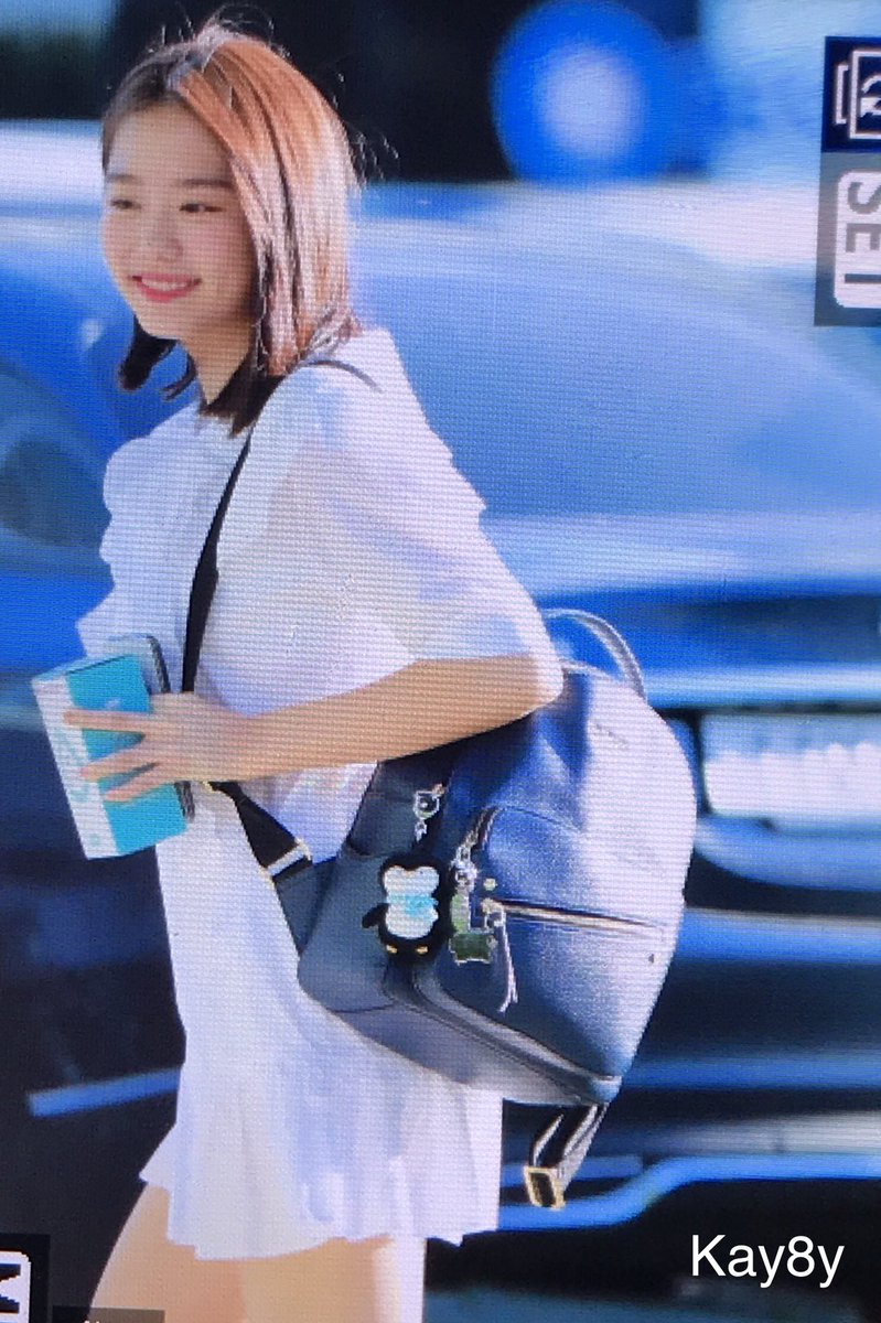 Kay8y_101's tweet photo. 180530 배텐 출근 프리뷰
신발 귀업
#김소혜 #소혜 #Sohye https://t.co/4gM8VnA5mO
