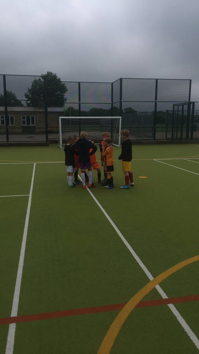 CUCoachCharlieO's tweet photo. ⚽️Match Scenarios⚽️

There is 20 minutes to play here at Swavesey with Manchester City winning 3-0 against Manchester United👏

The teams have got together and come up with a Game Plan to try and come out victorious🏅

#TeamWork #Communication #camUTD 🔶⚫️

@CU_Kids https://t.co/v4OS7ixmcj