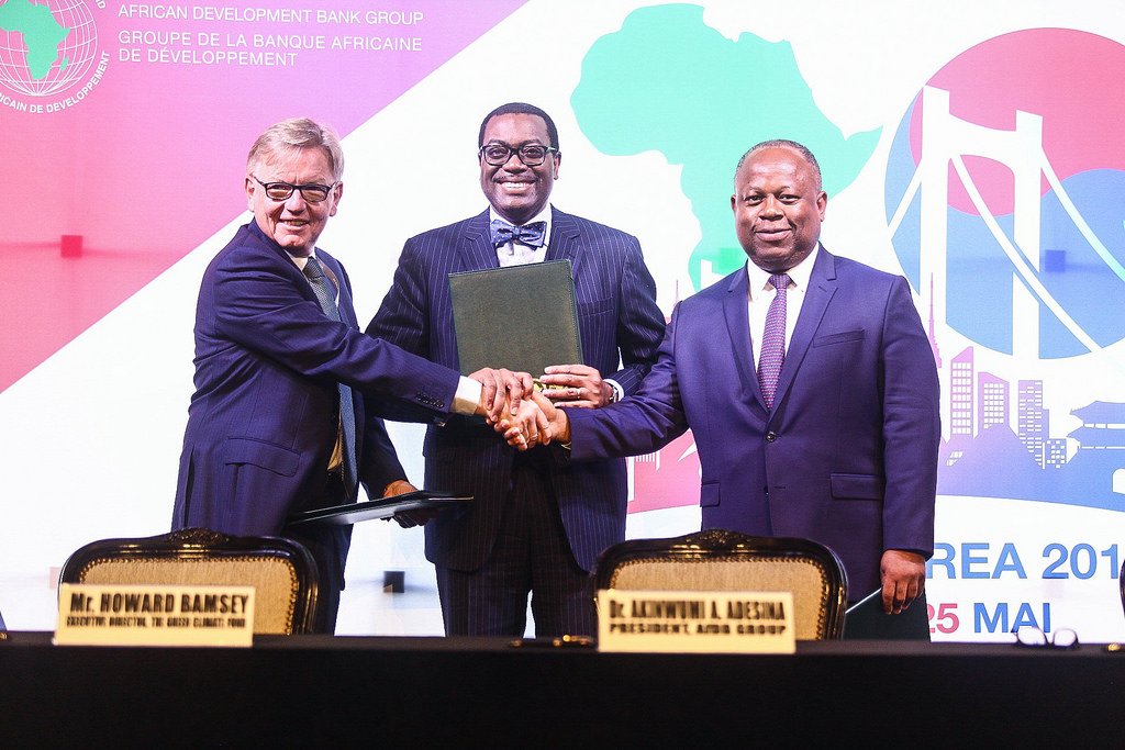 AfDB_Group's tweet photo. From desert to power: African Development Bank, Green Climate Fund and Africa50 collaborate to provide solar power to countries in Sahel region. https://t.co/tQ1qLT1AOP https://t.co/3vY0i7NRBt