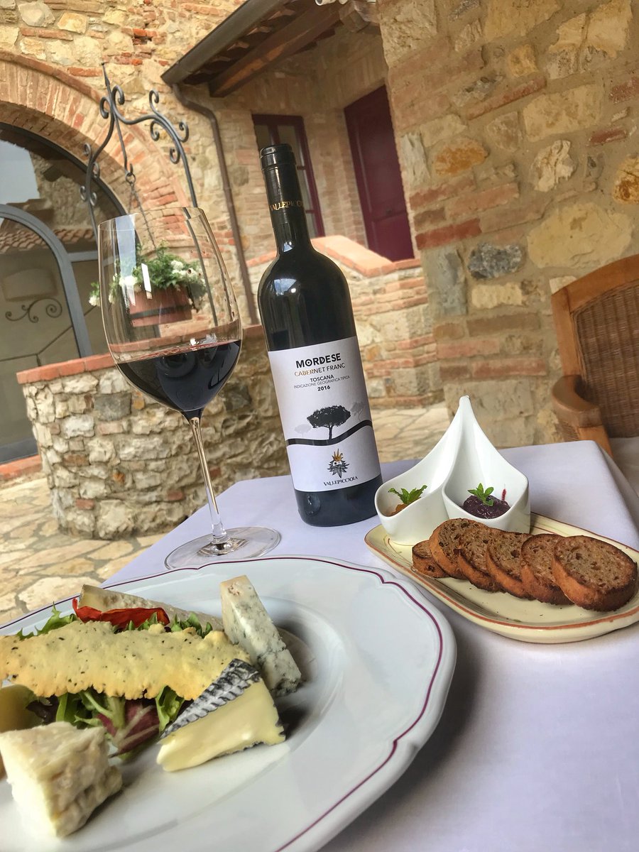 elna75it's tweet photo. #cabernetfranc e #cheeseboard la colazione dei campioni #vallepicciola #hotellefontanelle https://t.co/WzpYFDoktZ