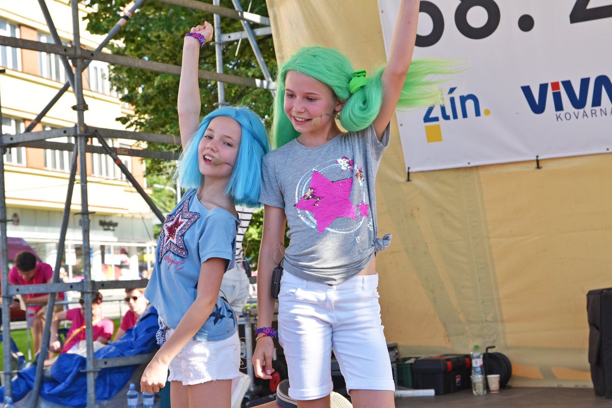 LollipopzCZ's tweet photo. @ZlinFilmFest #ZlinFest 💛💚💙💜 Vystoupení na Zlín Film Festivalu jsme si moc užily 😍 https://t.co/899LTyEi60