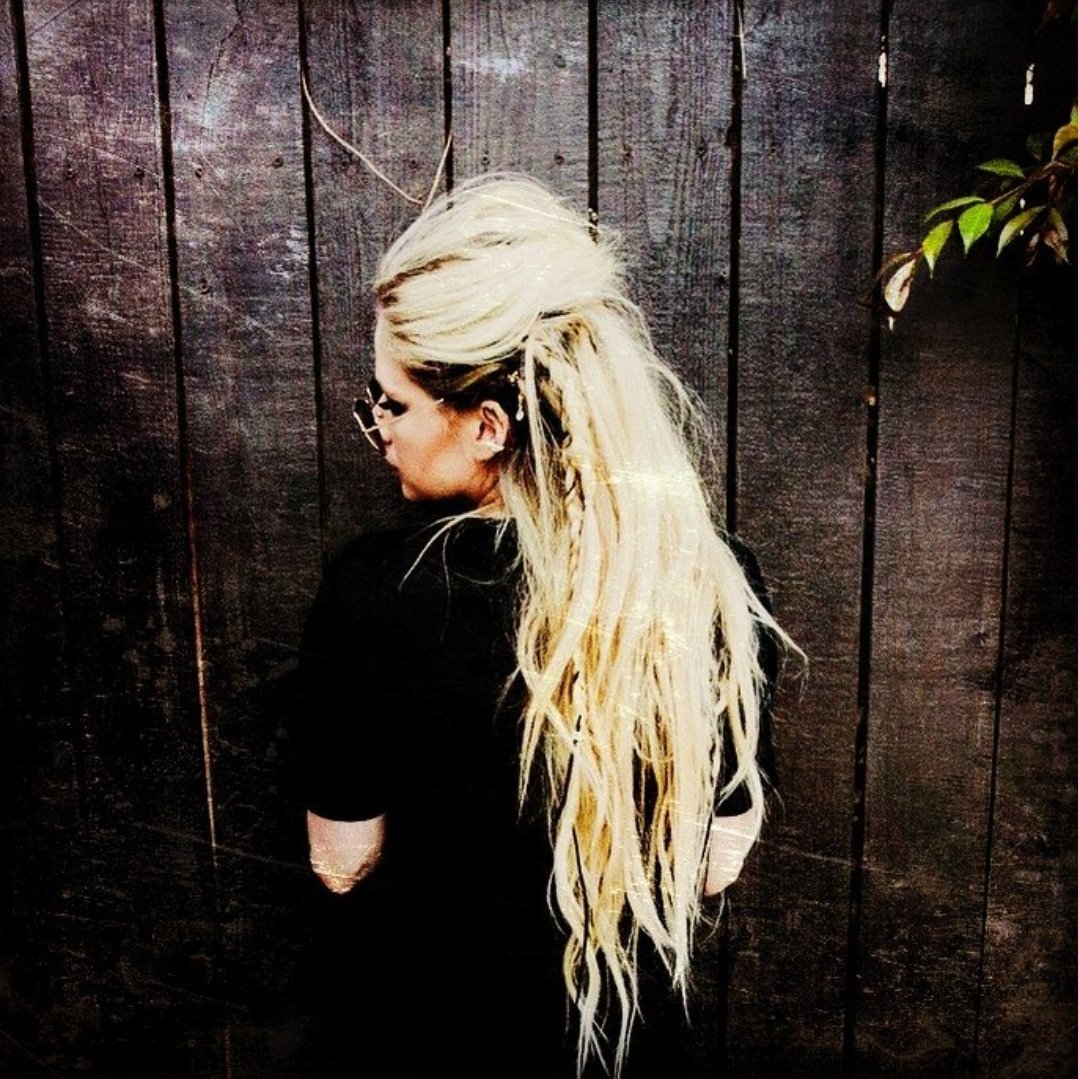 NewsBandaids's tweet photo. [NEW] "Find that someonein life who's got your back and keep them close ❤" @AvrilLavigne #AL6
https://t.co/ZoZYu6oxim https://t.co/w8uzV7FA3p