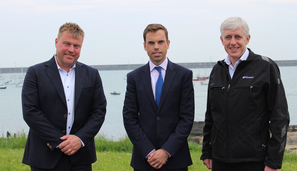 TEToday's tweet photo. Welsh Economy Secretary @KenSkatesAM meets tidal kite before lift off
Read more: https://t.co/eaEnsT0ztO

@MinestoAB #DG500 #tidalenergy #Wales https://t.co/SOMSlpFChx