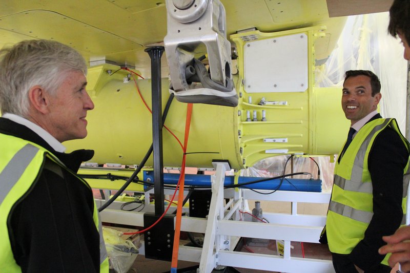 TEToday's tweet photo. Welsh Economy Secretary @KenSkatesAM meets tidal kite before lift off
Read more: https://t.co/eaEnsT0ztO

@MinestoAB #DG500 #tidalenergy #Wales https://t.co/SOMSlpFChx