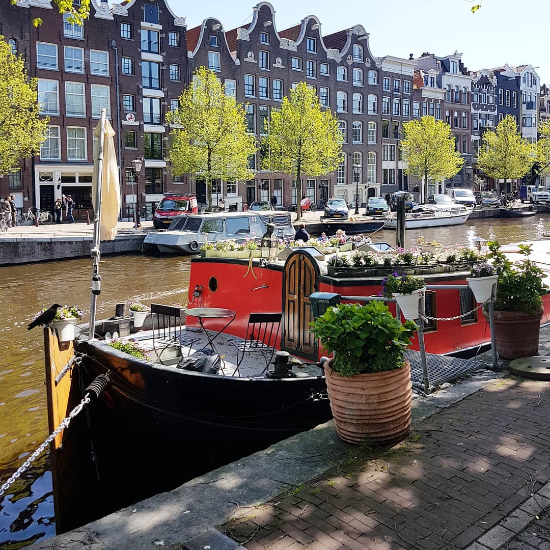 Зачем в средневековом амстердаме дома строились с наклонными фасадами