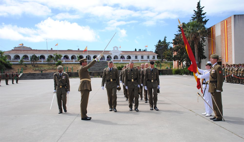 EjercitoTierra's tweet image. El #25mayo, con la celebración del solemne acto de juramento o promesa ante la Bandera, Los 23 nuevos aspirantes a reservistas voluntarios han finalizado la fase de formación básica militar en el Centro de Formación de Tropa nº 2, de #Camposoto @MADOC_ET ejercito.mde.es/noticias/2018/…