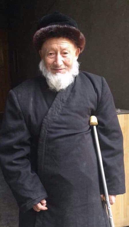 Doğu Türkistan’da bir yıldız daha uçtu.
Üstadların üstadı Abdulahad MAHDUM’un, Çin hapishanesinde şehit edildiğini ailesi doğruladı.
.انا لله وانا اليه راجعون
86 yaşındaki üstad 6 ay önce yatalak iken tutuklanmıştı. 
Şehadeti ve naaşı uzun süre gizli tutuldu. 
Başımız sağolsun.