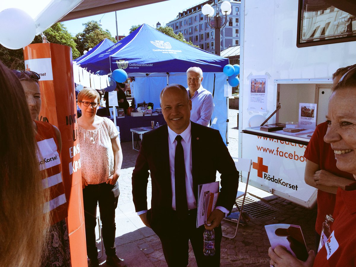 viktoriaasp's tweet photo. Idag besökte @johanssonmorgan @RodaKorset @civilpunktse och Insatsingenjörerna på Medis i Stockholm och fick tips om hur han ökar sin hemberedskap #krisberedskapsveckan #frivorg https://t.co/cPSwvBJlEK