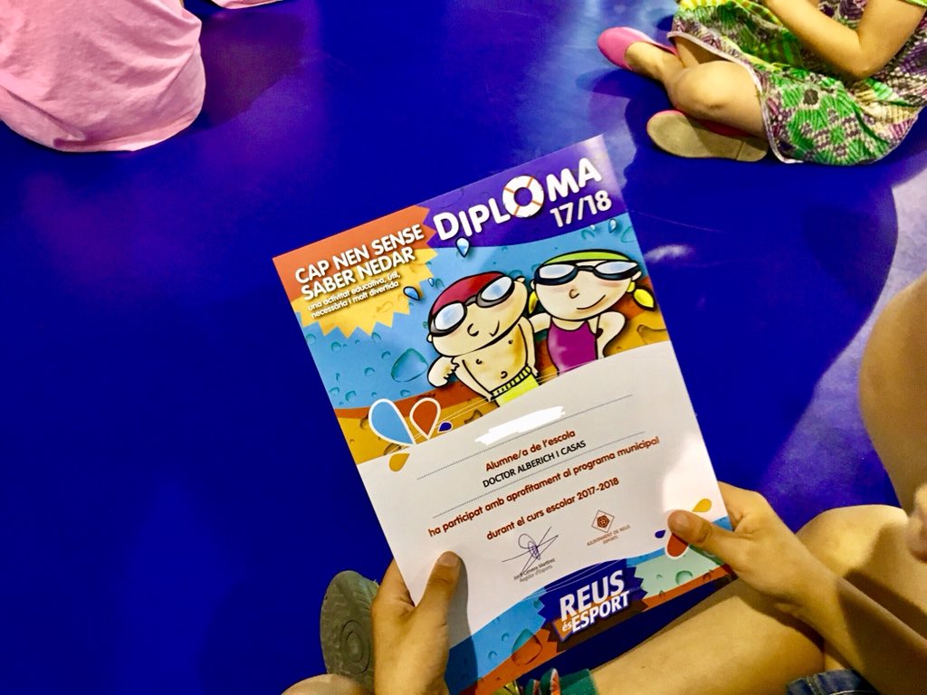 Escola_Alberich's tweet photo. Avui l’alumnat de 2n de primària ha rebut els diplomes del programa #CapNenSenseNedar de mans del Regidor d’Esports @JordiCerveraMa Gràcies a @ReusEsport per fer-ho possible #Reus #Esports #Natació https://t.co/p4rxHrjcpy