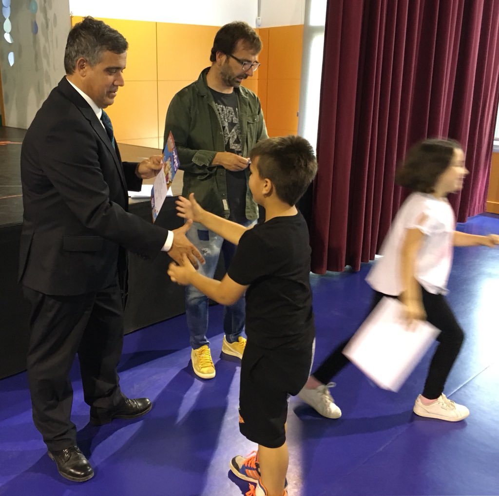 Escola_Alberich's tweet photo. Avui l’alumnat de 2n de primària ha rebut els diplomes del programa #CapNenSenseNedar de mans del Regidor d’Esports @JordiCerveraMa Gràcies a @ReusEsport per fer-ho possible #Reus #Esports #Natació https://t.co/p4rxHrjcpy