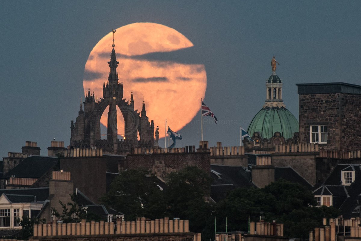 RMcEphotography's tweet image. Moonrise last night #Edinburgh