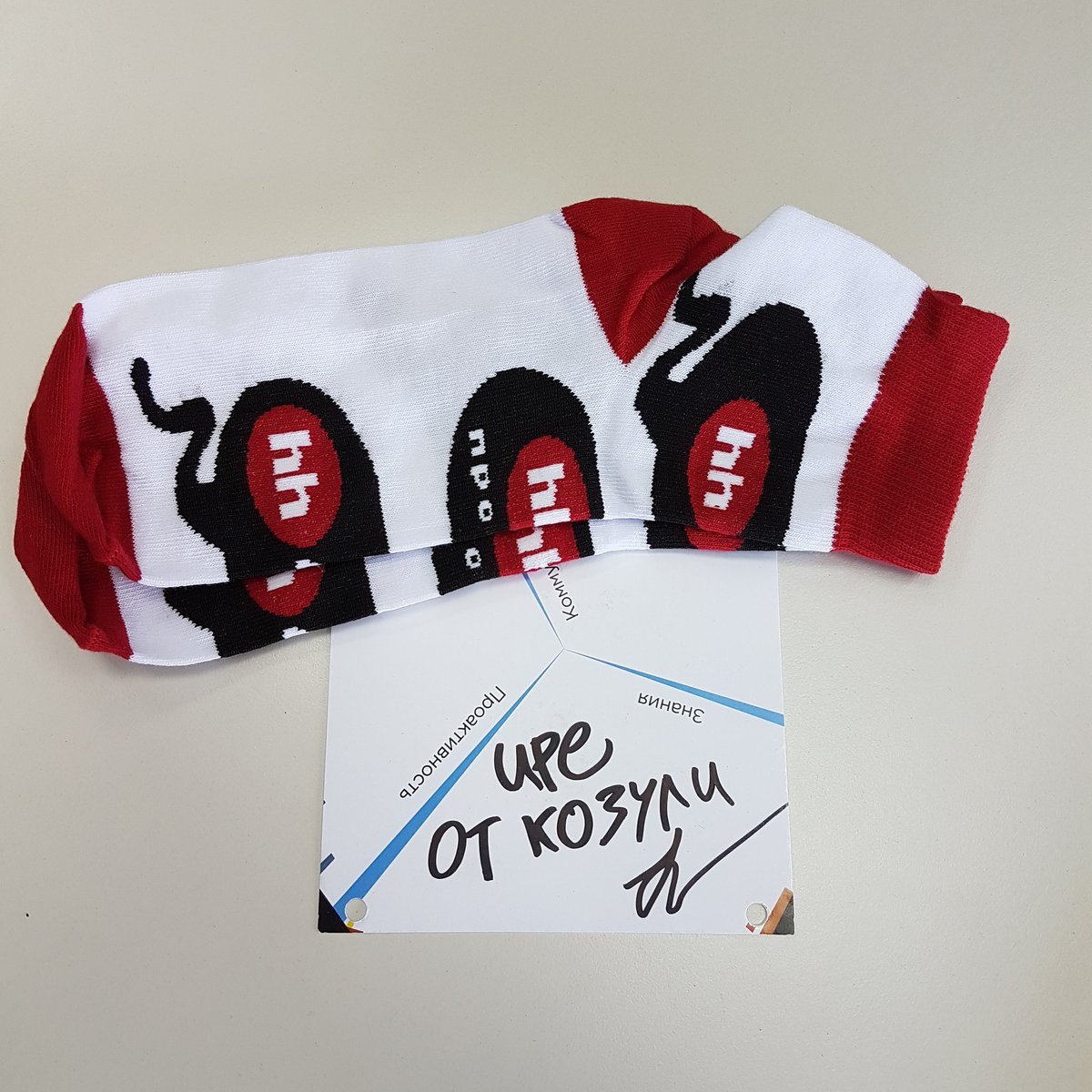 Когда утро доброе) носки в подарок от компании и автограф с РИТ от <a href="/vkozulya/">vkozulya</a> 
Еще немного и бекендер уйдет на фронт