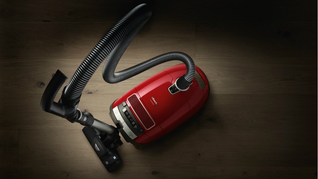 Miele_Presse's tweet photo. Testsieger: Der #Miele Bodenstaubsauger Complete C3 Red EcoLine erzielt im aktuellen #StiWa Test (test 6/2018) die Bestnote „Gut“ (1,9). Zur Pressemitteilung: https://t.co/1mYO4EWYs6 https://t.co/b0ymopOMJx