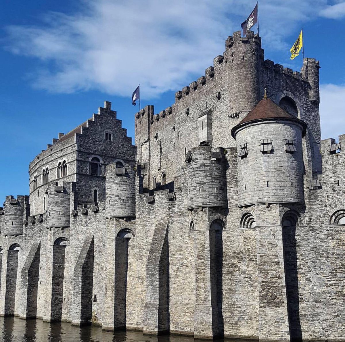 DiscoverGhent's tweet photo. One of the highlights of Ghent is the Castle of the Counts! Open every day, so come over and feel like a real knight/dame. 🏰 pic by @alleen.op.reis #visitgent #gravensteen #castleofthecounts #castle

©️📸 @visitgent https://t.co/mx77EyzJgt