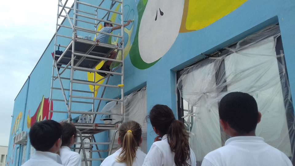 francescocicc1's tweet photo. I "commenti" più veri e sinceri. Sempre. #koctel at work for @memorieurbane Edizione 2018. Ci trovate a #Fondi alle spalle della #Biblioteca tra i mille colori dello street artist arrivato da #Madrid per dipingere nella nostra Città. #urbanart #festival #streetart #openairmuseum https://t.co/7yhyCyf27F
