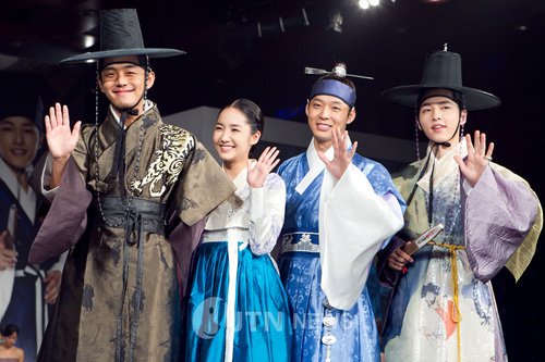 doofvfood's tweet photo. #YooAhIn has the best outfit here #MoonJaeShin #GeolOh #SungkyunkwanScandal #kdramafever #korea #kdrama #ineedmylifeback https://t.co/kIQTFOf5nm
