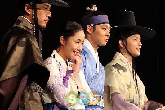 doofvfood's tweet photo. #YooAhIn has the best outfit here #MoonJaeShin #GeolOh #SungkyunkwanScandal #kdramafever #korea #kdrama #ineedmylifeback https://t.co/kIQTFOf5nm