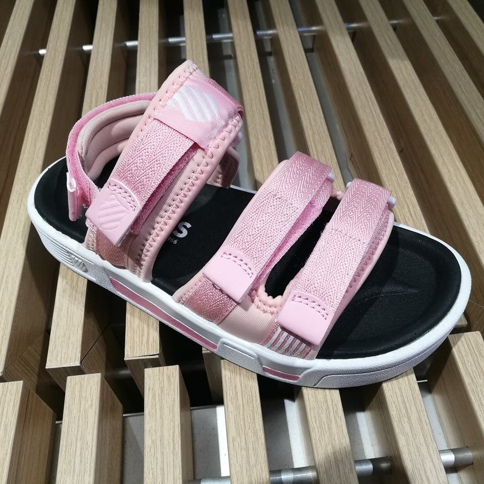 salehere1's tweet image. 💬 ใหม่ล่าสุด! รองเท้าแตะ K-Swiss รุ่น Trini Strap Sandal สามารถใส่ได้ทั้งผู้ชายและผู้หญิงนาจา รุ่นนี้มี 2 สีให้เลือก คือ สีดำ และสีชมพูจ้า แถมราคาเพียง 1,990 บาทเอ๊ง
📆 ตั้งแต่วันนี้เป็นต้นไป
📍 K-Swiss 
#Kswissthailand #Kswiss #Trinistrapsandal #Sale #Promotion #Salehere