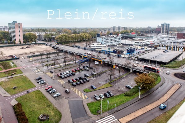 Crowdfunding theatervoorstelling Plein/reis. Met een donatie help je een ode aan het Buikslotermeerplein in Amsterdam-Noord mogelijk maken. Tot 3 juni a.s. wordt elk bedrag nog eens verdubbeld door de BankGiro Loterij - mailchi.mp/broedstraten/c…