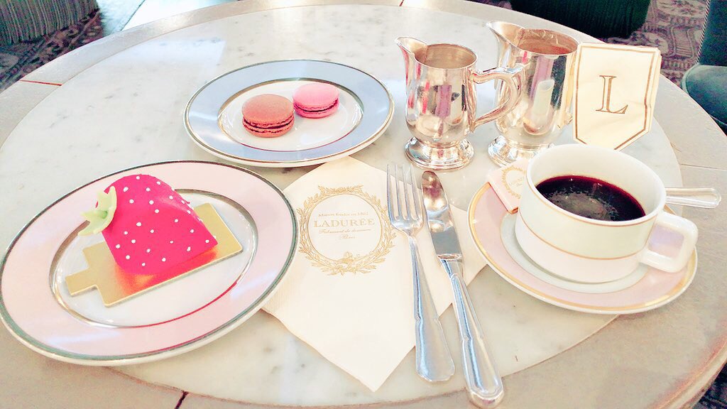 smaimai17's tweet photo. 全部のケーキとマカロン制覇するっ😆❤️♪✨
ラデュレの化粧品もほんと可愛い💓💓💓
#いいね  #いいね返し #いいねした人全員フォローする #いいねした人で気になった人フォロー #いいねしてね #いいねありがとう #東京 #銀座 #銀座三越  #ラデュレ #ラデュレカフェ #ラデュレ銀座 #マカロン https://t.co/7uTmi7j77i