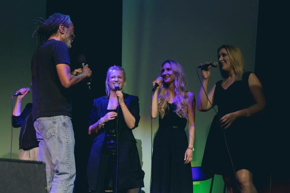 SkyLiveGroupPL's tweet photo. Wieczór 13 maja na zawsze pozostanie w naszej pamięci! Bobby McFerrin zabrał nas w cudowną mistyczną podróż 🎼😍🎶 Dziękujemy wspaniałej publiczności, która  w wypełnionej po brzegi Arenie Ursynów śpiewała zachęcana przez Mistrza
Zdjęcia: #KasiaStanczyk Photography https://t.co/0yLC7T6gxy