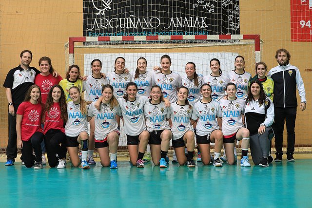 zkeskubaloia's tweet photo. Gaur hasiko dute kadete neskek Estatuko Txapelketako Fase Finala!
Espainiako 8 talde onenen aurka lehiatuko dira Eldan!

📢 Multzoko aurkariak:

            🤾‍♀️ @bmlaroca
            🤾‍♀️ @ADLaJota 
            🤾‍♀️ @HandbolMislata 

ZORTE ON!!!

#123Zarautz https://t.co/Z2mKv26BWZ