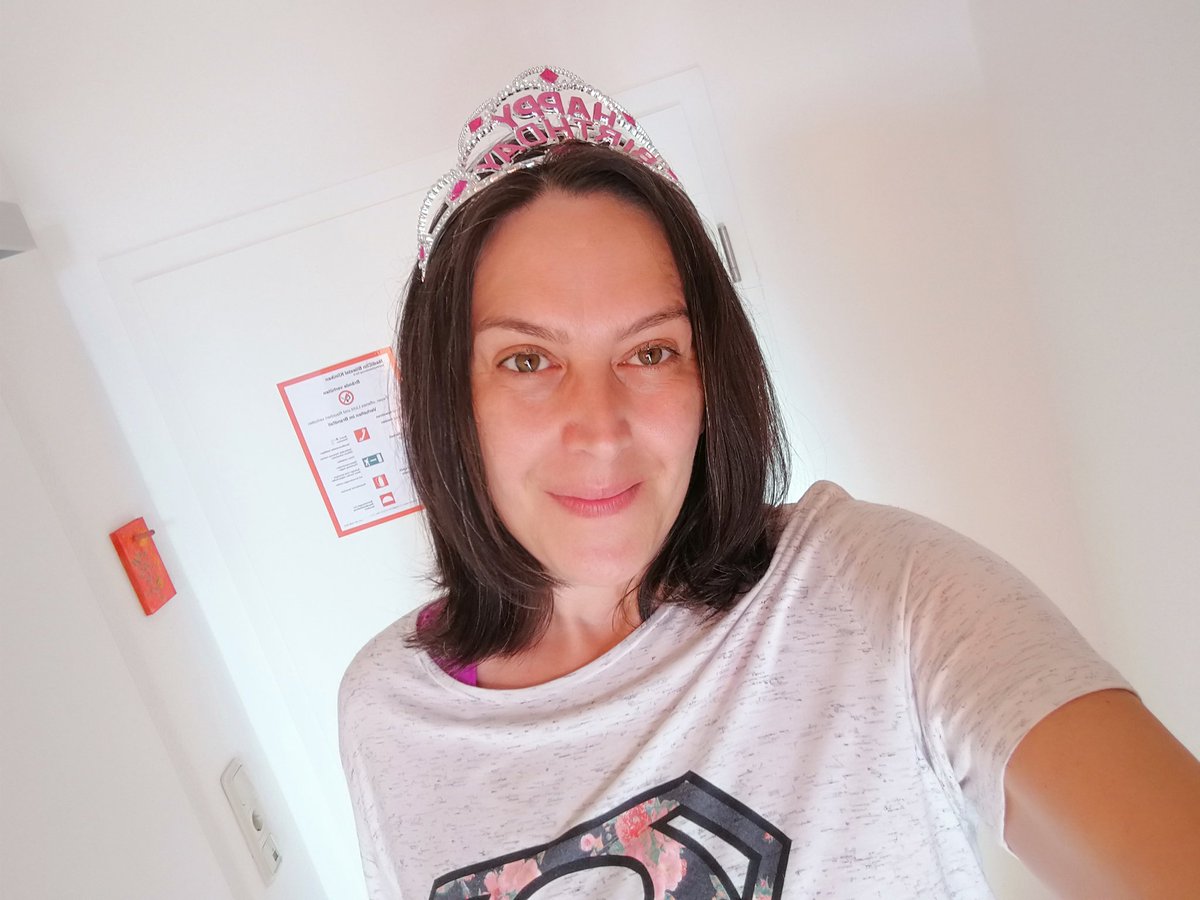 Rita_Liehn's tweet photo. Verpennt, #kemakeup, #kefilter, Hauptsache Krönchen 💕🌺 vielen lieben Dank schon mal für eure Glückwünsche. ICH MUSS JETZT ZU DEN ANWENDUNGEN!! 😂 https://t.co/Odyi90TaR8