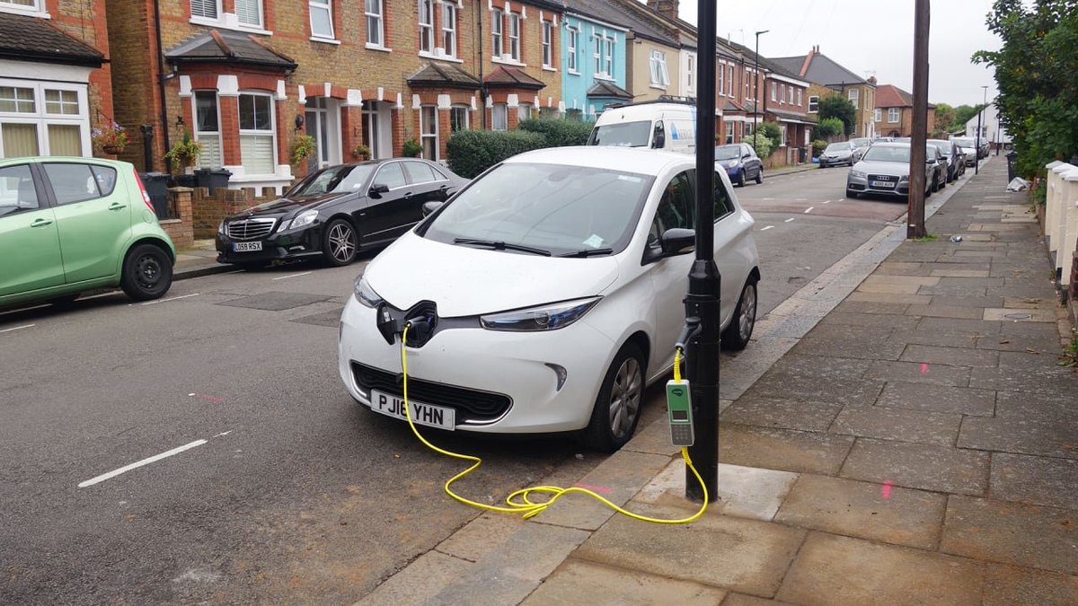 FastCoImpact's tweet photo. Not everyone has a garage, obviously, but what if streetlights were also electric car charging stations? https://t.co/RAgswaJJ1E https://t.co/UBcK8CuUyR