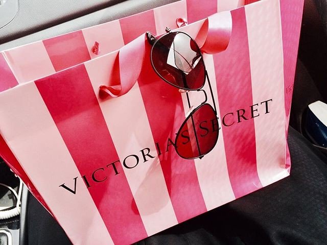 KyriaSabah's tweet photo. Forever Favorite💕. Love their mists and perfumes.
#victoriasecrets #savvybusinessowner #beingboss #sidehustle #lovemybiz #creativemin... https://t.co/1ydaWGfu11