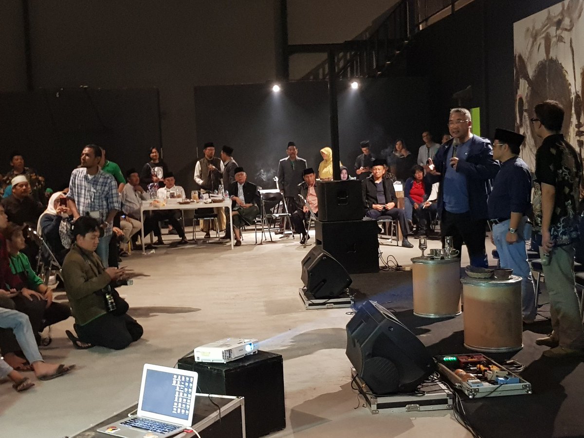 ripanaipa's tweet photo. Mendes @EkoSandjojo Bincang #Cinta Ekonomi Kreatif Jatiwangi Art Factory Bersama Wakil Ketua MPR #JelajahDesa2018  @cakimiNOW @EkoSandjojo  
@jokowi @taufikmadjid71 @fachrilabalado @tppindonesia https://t.co/1cWK0ZEaWr