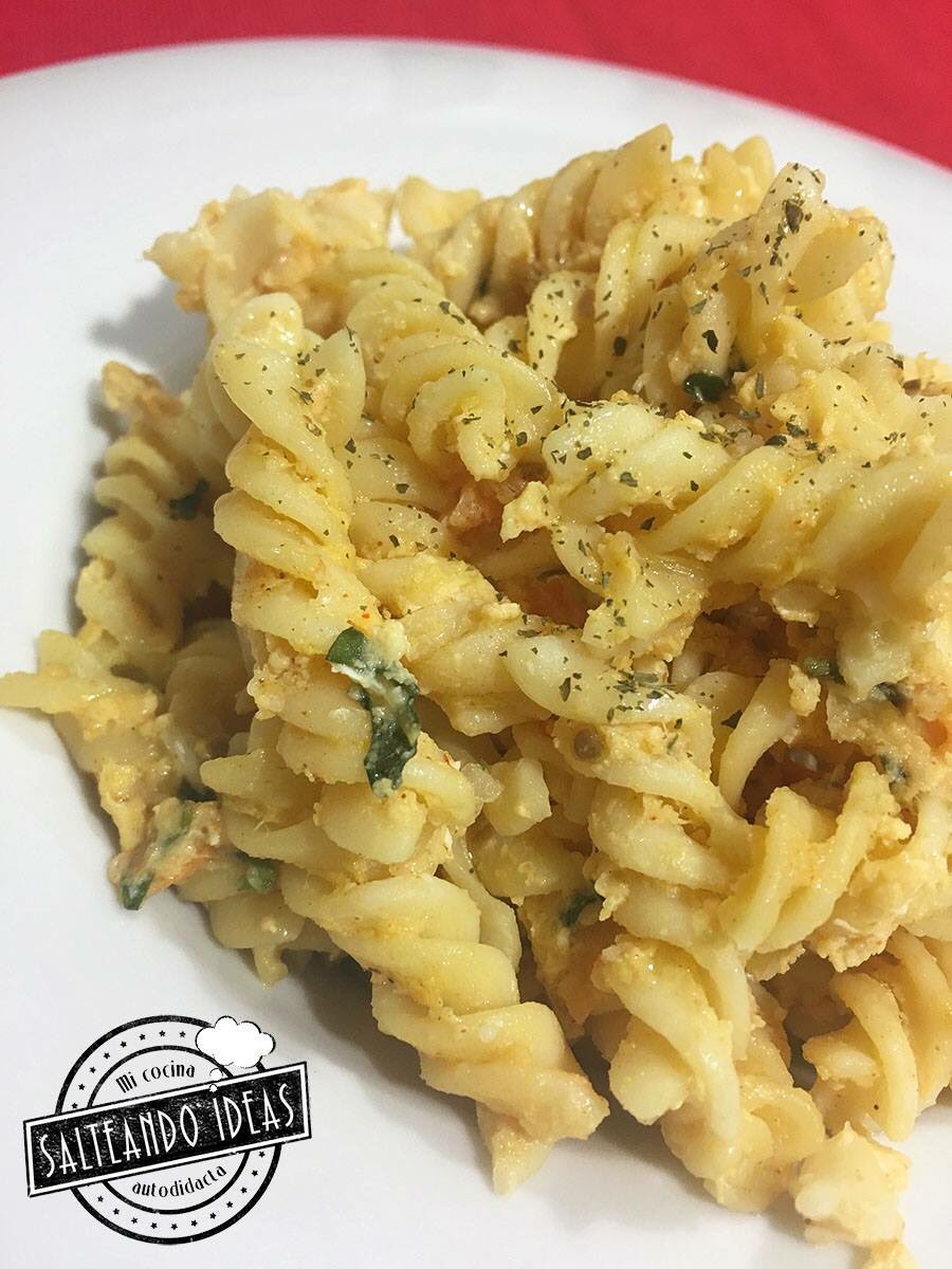 salteandoideas's tweet photo. ESPIRALES CON HUEVO Y PEREJIL

Como amante de la pasta me gusta probar mil recetas con ella.
Esta es simple y sencilla pero a la vez un plato saludable con carbohidratos y proteínas.

https://t.co/otZAfcIz6q https://t.co/5awaHN2u0X