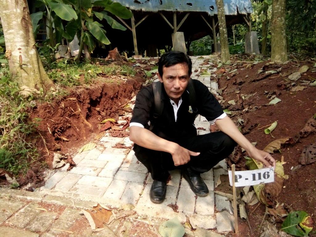 asepnajmudin4's tweet photo. #JelajahDesa2018 
Pemantauan pemb. Jaling Kp. Karangsaputra Ds. Pasirjaksa 
@jokowi 
@cakimiNOW 
@EkoSandjojo https://t.co/W2wnT4GvSE