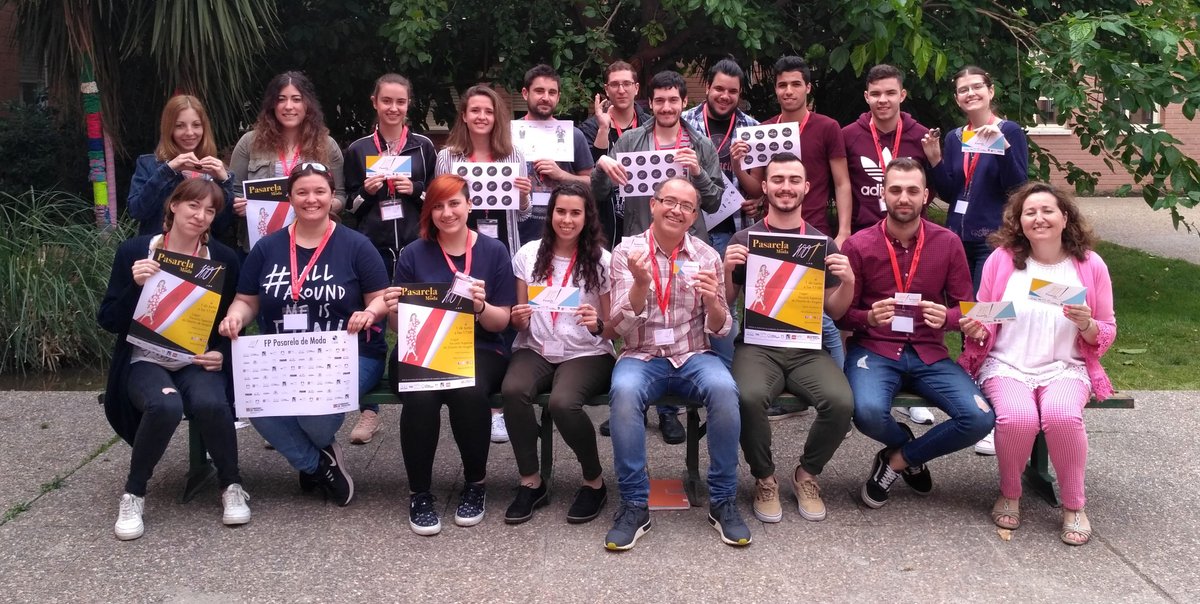 PilarLorengarFP's tweet photo. Bravo por el equipo de diseño y producción editorial de @PilarLorengarFP que han trabajado en el proyecto de innovación @FPpasarelamoda diseñando el logo, los carteles, invitaciones, chapas, folletos y acreditaciones. https://t.co/zDYJlSKlld