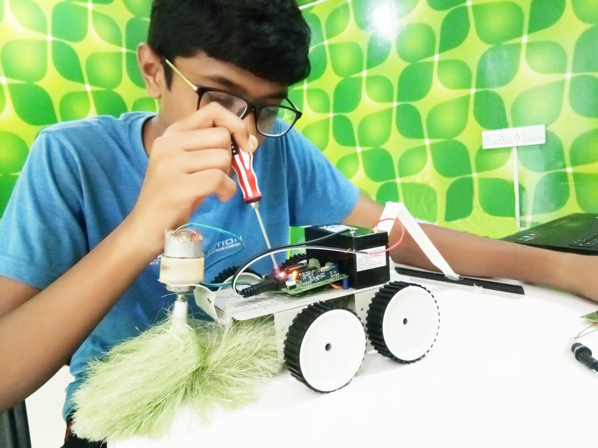 sparkrobotic's tweet photo. #SPARK_Robotics #Summer_Class Cleaning Robot Built by Our Student https://t.co/e7AIjGruHh