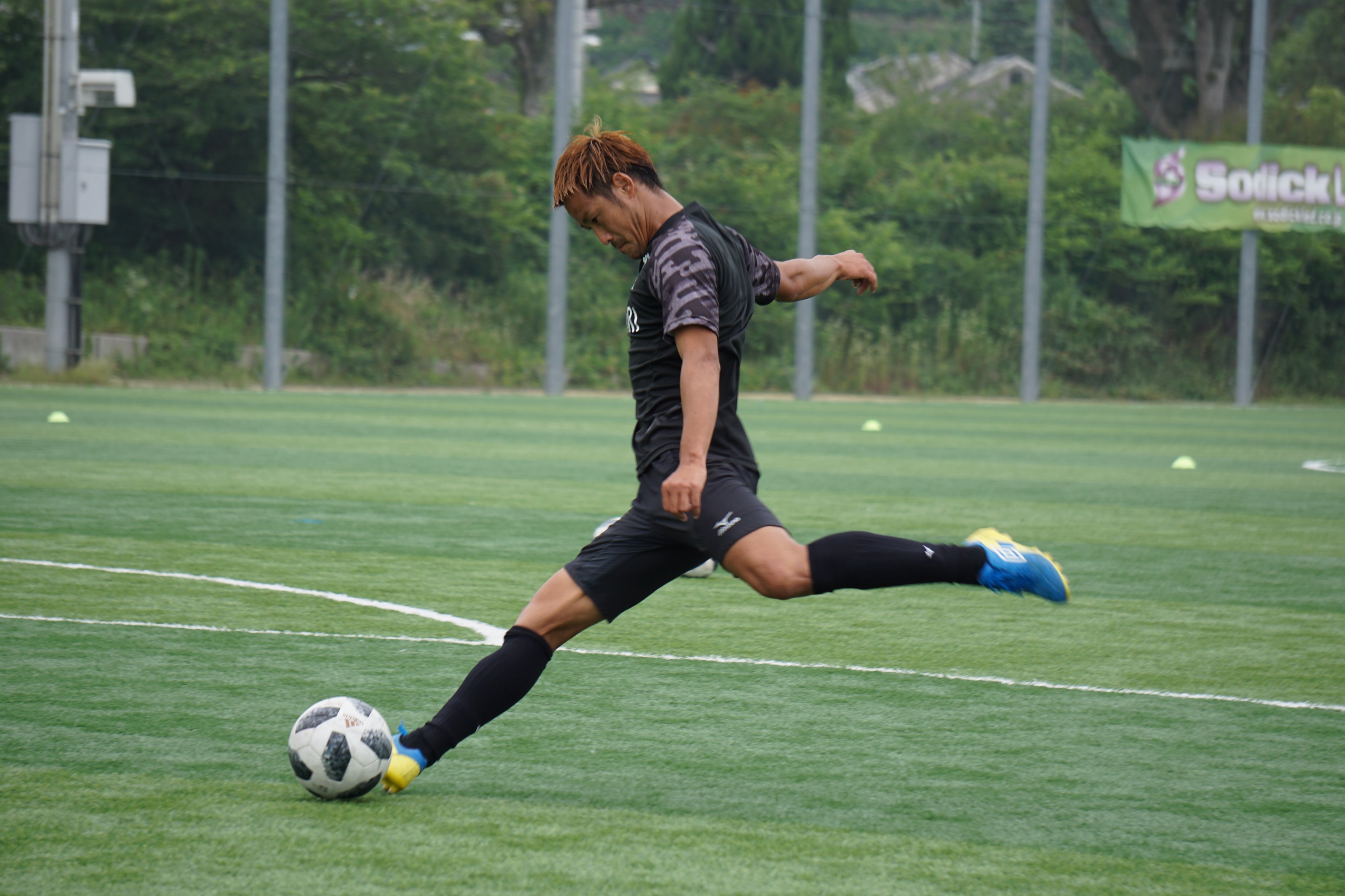 愛媛fc 愛媛fc練習風景 ロングパス 中距離 長距離のパスを出すときの蹴り方も人それぞれ 蹴る瞬間に注目してみました Ehimefc インフロント インステップ 山﨑浩介 野澤英之 西田剛 小池純輝 Soccer T Co Y7fnvuowlz Twitter