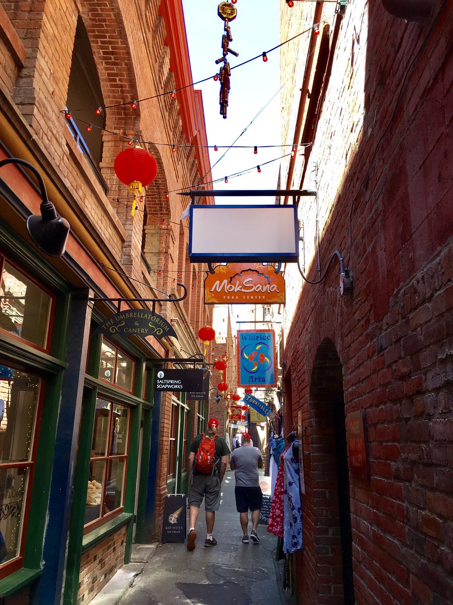 Walking tour of @victoriavisitor #Victoria with @OttawaRoadTrips @TheMarcSmith @thirstywriter as we enjoy #FanTanAlley in #Chinatown during @TravelMediaCA #TMACVictoria