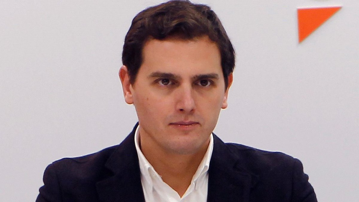 TabarniansTs's tweet photo. Este chico se llama Albert, uno de los campeones mundiales en 100cm lisos de rallas de coca. Ha tenido que huir de Cataluña para ir a Madrid a comprarse un chalet de 1M de euros, pero como no es tertuliano del Sálvame ni concursante de Gran Hermano, no aparecerá en la tele. https://t.co/0YtrlJC4yC