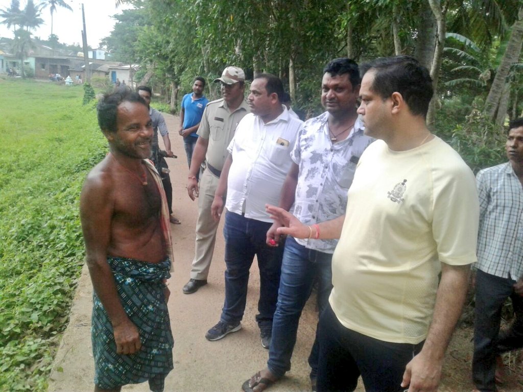 sbmodisha's tweet photo. Nigrani (Morning Follow-Up) by collector @PuriDistrict, PD DRDA, Exe Engineer, DLC at various places of Delanga Block. Block has a plan to be #ODF under @swachhbharat
Mission by 15 August. @PRDeptOdisha @paramiyer_ @homeodisha @SRC_Odisha @Vijaykulange @TeamSwachh https://t.co/Joz2ORgOts
