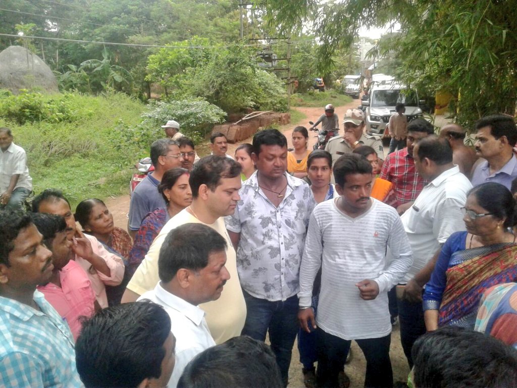 sbmodisha's tweet photo. Nigrani (Morning Follow-Up) by collector @PuriDistrict, PD DRDA, Exe Engineer, DLC at various places of Delanga Block. Block has a plan to be #ODF under @swachhbharat
Mission by 15 August. @PRDeptOdisha @paramiyer_ @homeodisha @SRC_Odisha @Vijaykulange @TeamSwachh https://t.co/Joz2ORgOts