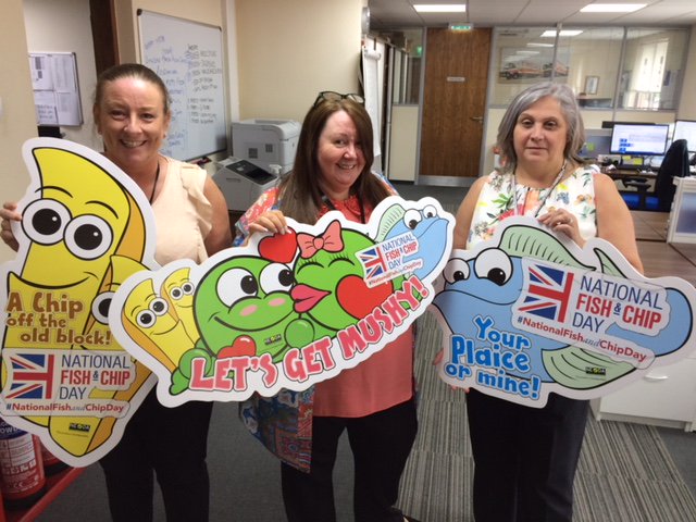 neoda_oils's tweet photo. Our fabulous #nationalfishandchipday #RouteToLondon relay marches ever onwards! Say hello to the lovely people @HenryColbeck Coatbridge! Remember to give us a wave if you see us on or travels! https://t.co/uvinTFATH6