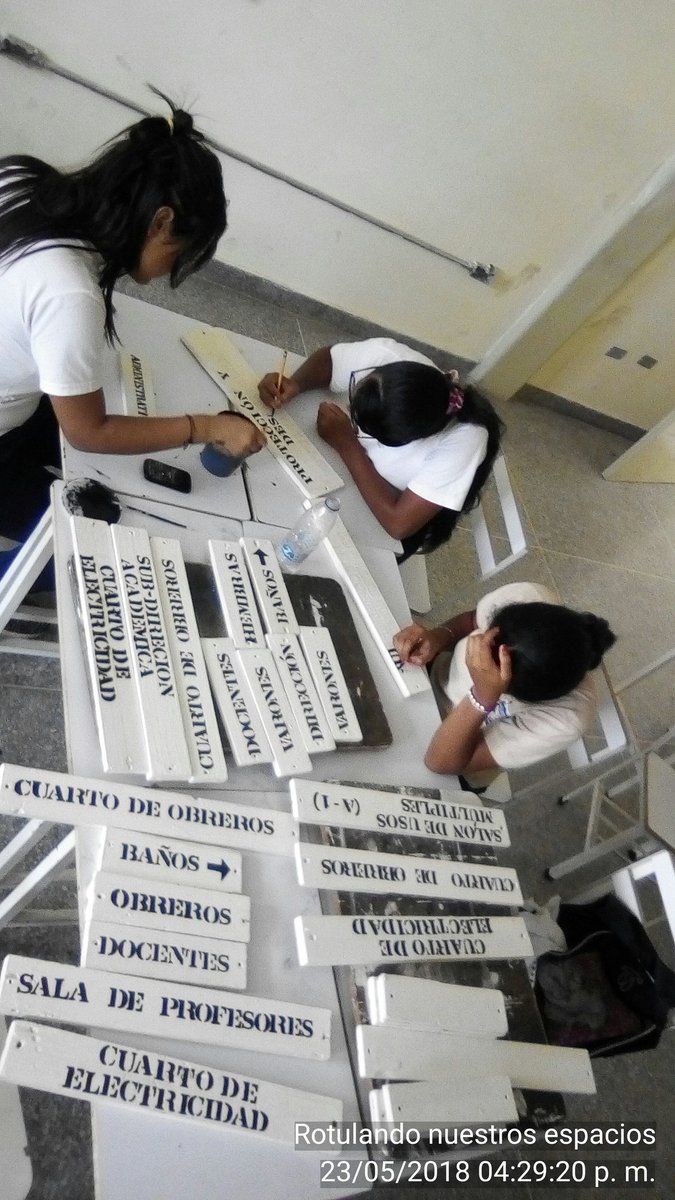 imaiz2701's tweet photo. @liceocaribia Estudiantes de 5to año realizan labores para rotular nuestros espacios.
L. N. "Gran Cacique Guaicaipuro" https://t.co/K8QEByJMLF