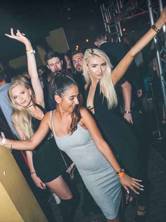 anabmonero's tweet photo. #partytime https://t.co/eVaIC9PvQv