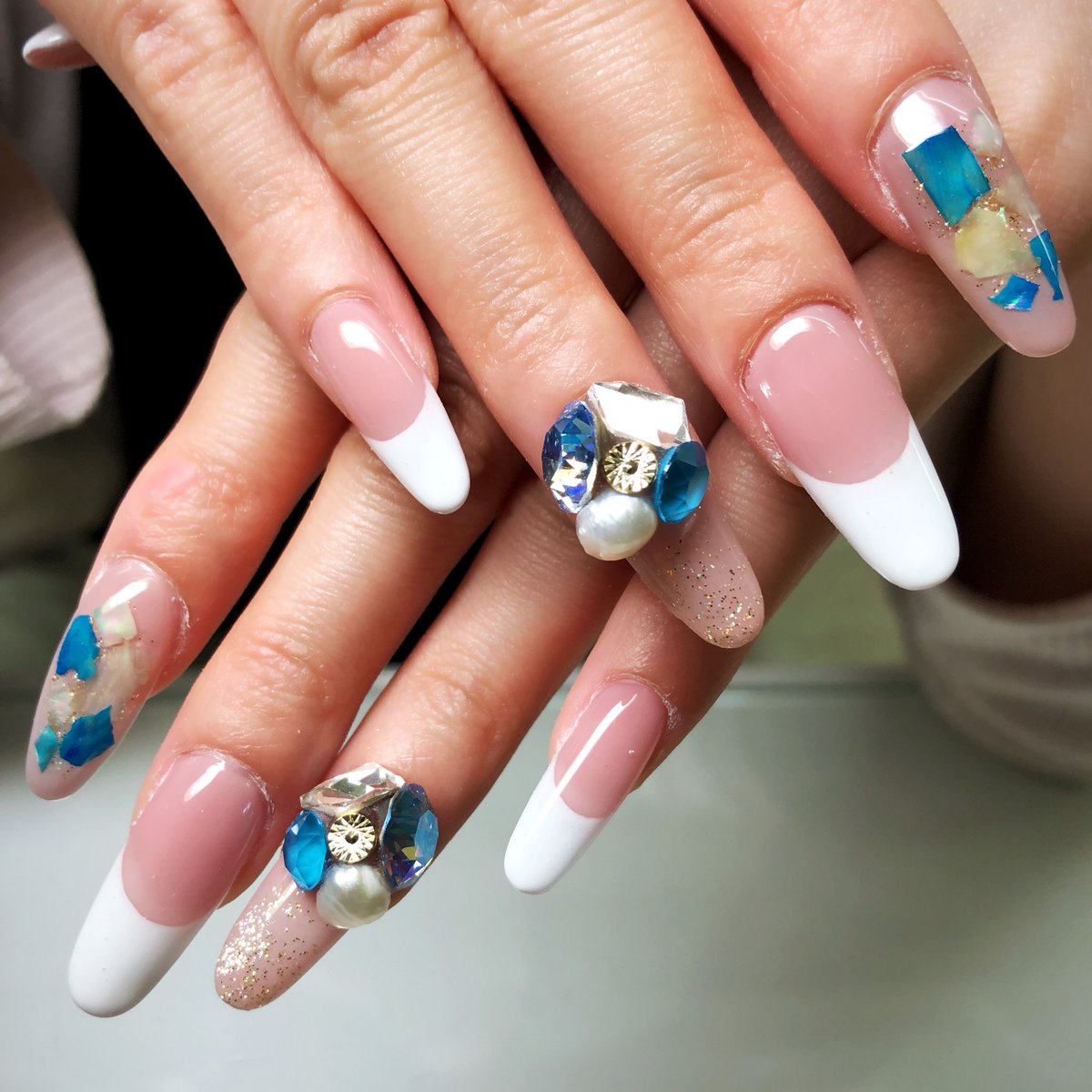 ネイルサロンmarch A Twitteren こんにちは 三宮店小野です My Nail やっとフレンチにしました 笑 するする詐欺卒業です やっぱり可愛いですね 夏限定のvカットのカラー オーロラみたいなブルーと くすみブルー 可愛すぎます March ネイル ネイルサロンmarch A Twitteren こんにちは 三宮店小野です My Nail やっとフレンチにしました 笑 するする詐欺卒業です やっぱり可愛いですね 夏限定のvカットのカラー オーロラみたいなブルーと くすみブルー 可愛すぎます March ネイル