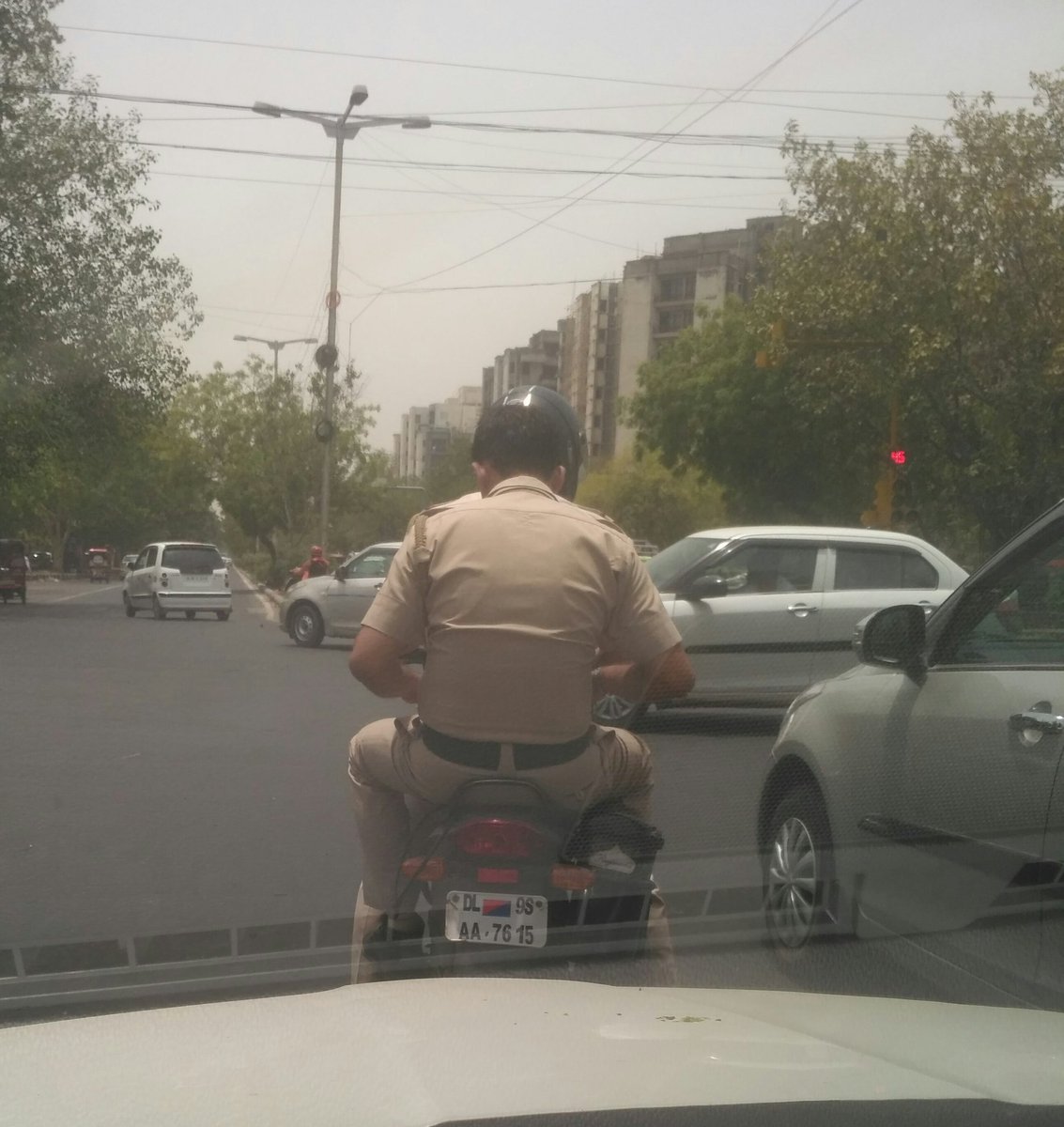 baliyan_sachin's tweet photo. #caughtwithouthelmet
One side @upcoprahul @uptrafficpolice is taking road ahead to follow rules.
Other side @dtptraffic our own Delhi police not understanding the value of life.
@DCPWestDelhi Give them helmets please and awareness. SHIVAJI road, Najafgarh Road. 30 May, 12.10pm https://t.co/bhqhzZplBG