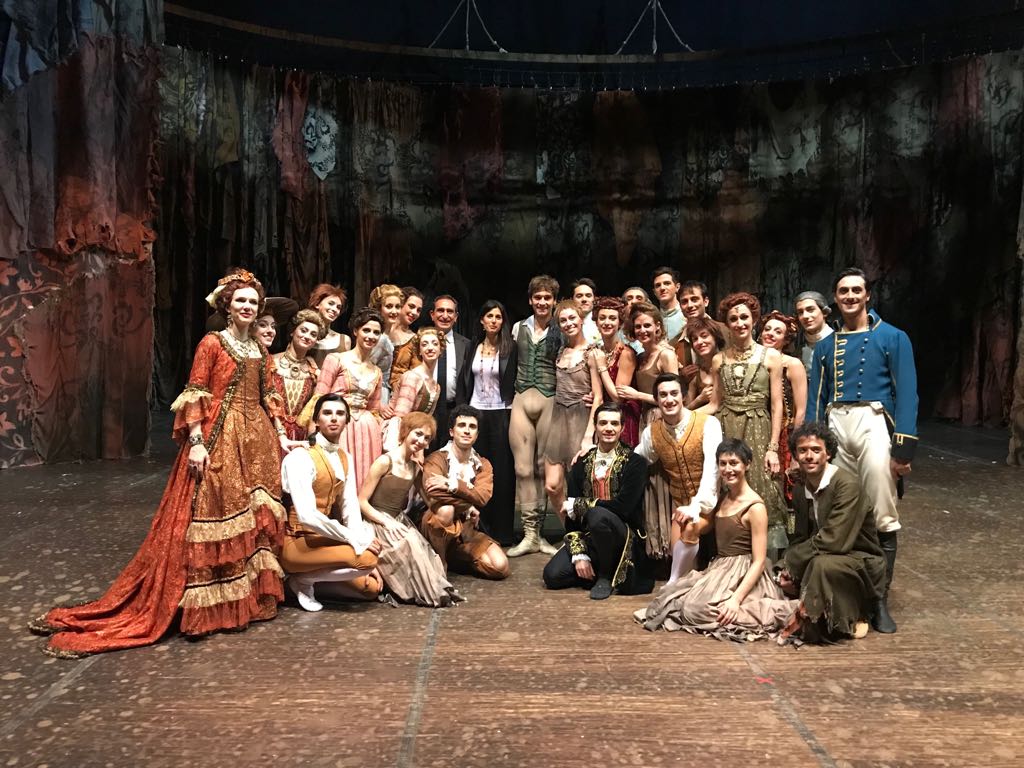 OperaRoma's tweet photo. #Manon
Ieri sera il Presidente del nostro Teatro @virginiaraggi e il sovrintendente #CarloFuortes con #EleonoraAbbagnato, @FriedemannDance e tutta la compagnia.
Oggi e domani ultime due repliche.
#operaroma #TORmanon https://t.co/rCHSwi7Gqo