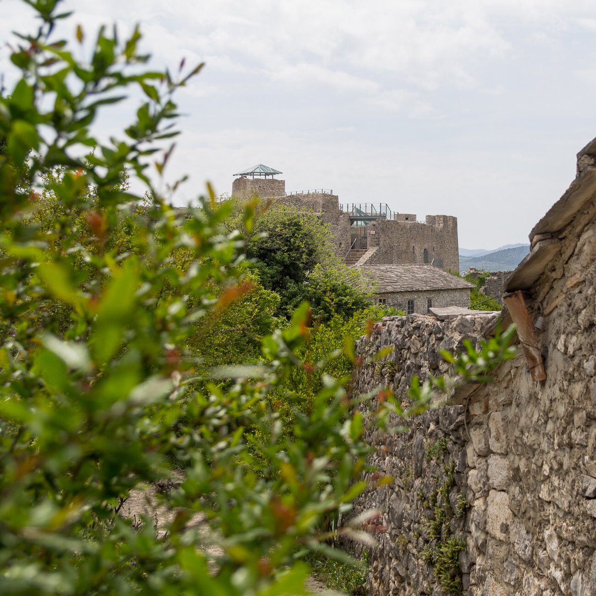 DitisBosnie's tweet photo. Hier op de foto zie je de gerestaureerde toren. Vanaf hier heb je een indrukwekkend uitzicht over Pocitelj. Must-see!

#pocitelj #mostar #roadtrip #zomergevoel #neretva #rivier #bosnie #herzegovina #ditisbosnie #visitherzegovina #visitbalkan #reizen #ontdekken #reisblog #lente https://t.co/xeAAtJT9lp
