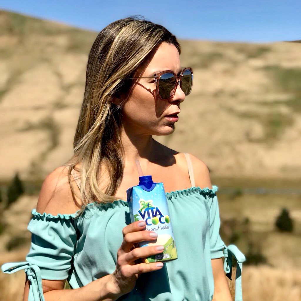 KerllenKerllen's tweet photo. Being born in a tropical country I can admit that there is nothing better than drinking a coconut water . I love it !And I love @VitaCocoUK ,the coconut water that brings back my home country and my childhood memories. #FeelGoodFuel #PoweredbyCoconuts #NutsAboutCoconuts #VitaCoco https://t.co/mgpyCJIXzB