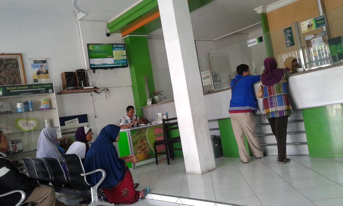 postsuararakyat's tweet photo. Kebutuhan semakin meningkat, Pegadaian Cabang Tegal Selatan Jl KS Tubun Kota Tegal kebanjiran nasabah. @Pegadaian @portaltegalkota https://t.co/FXL7eDj1o5