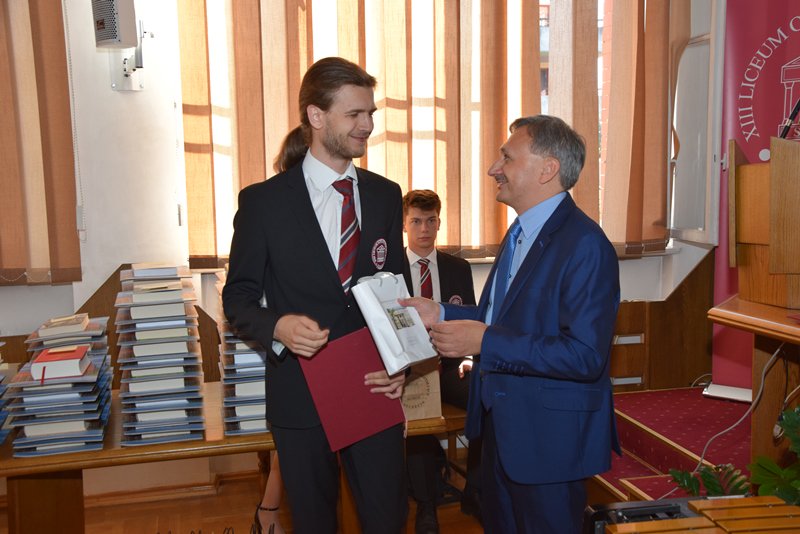 KO_Szczecin's tweet photo. #29maja #Maturzyści z "Trzynastki" odebrali świadectwa ukończenia szkoły. W uroczystości wzięła udział #kurator Magdalena #Zarębska – #Kulesza. Nagrody uczniom wręczył #wiceminister edukacji Maciej #Kopeć. #LO13 jest najlepszym #liceum wg rankingu @PerspektywyPL
@MEN_GOV_PL https://t.co/164qKdBsXJ